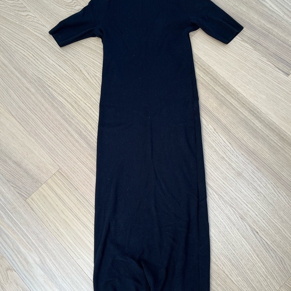 AQUA (Bloomingdale’s) Medium black midi dress, fitted and slimming - Picture 2 of 2